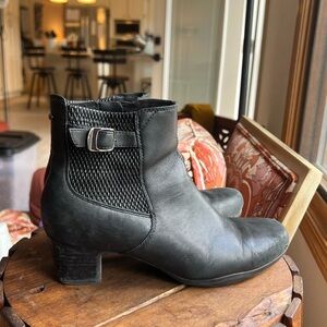 Clarks Black Leather Ankle Boots Women's Size 9 (eu size 40)